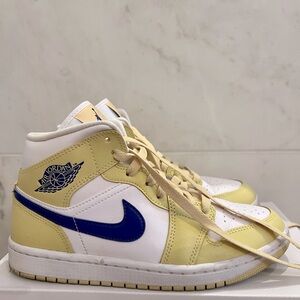 Women’s air Jordan 1 mid lemon wash with purple size 7. Lightly worn.